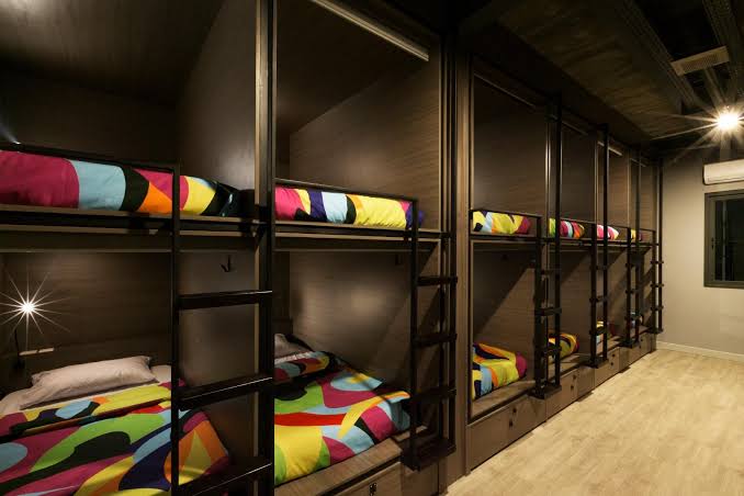 Melayani Pengunjung dari Berbagai Negara